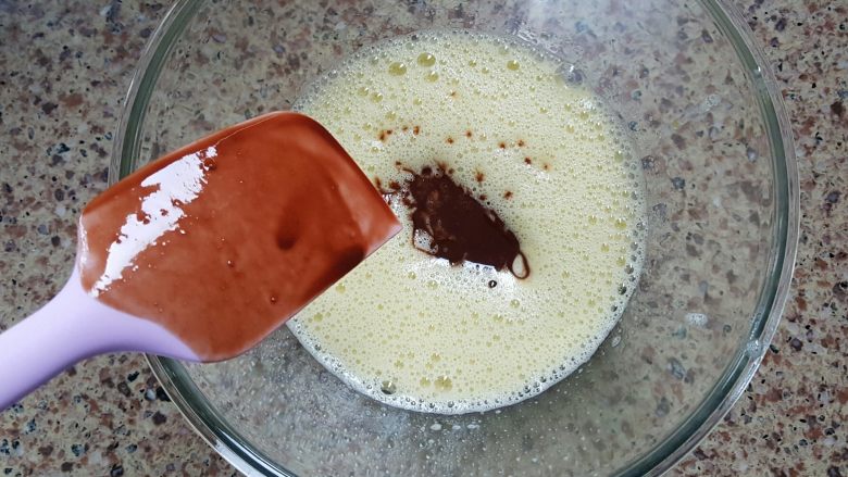 白色恋人,巧克力糊放凉后与鸡蛋液混合，用手动打蛋器搅拌均匀