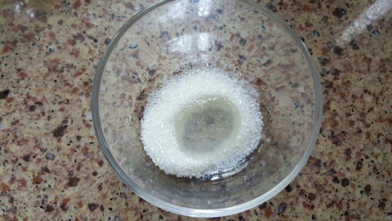 花式绿豆糕,将1/4糖与进口水饴麦芽糖称量好后，放入一个碗中备用
