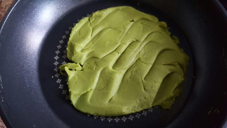花式绿豆糕,炒到抱团不粘铲子，就可以了。