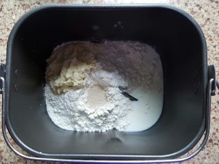 格子吐司（面包机版）,除黄油外，全部用料放入面包机桶内，先液体再粉类，酵母放在最上面的小面坑中，开启一个揉面程序，把面揉到扩展阶段