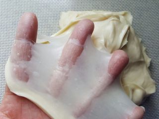 格子吐司（面包机版）,第二个揉面程序结束后，检查面团，可轻松拉出薄而有韧性的手套膜