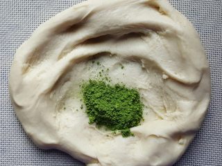 格子吐司（面包机版）,面团平均分成二份，一份原色，一份加一大勺抹茶粉揉匀