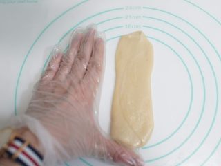 中秋月饼怎么做？手把手教你做蛋黄酥 ,擀开的长度在手指成一个钝角大概20厘米的长度 你用手比一下，每一个都要用保鲜膜包好防止风干，我这个皮量比较大可以稍微擀长一点点，但也最好不要