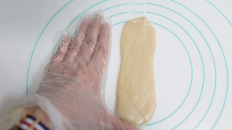 中秋月饼怎么做？手把手教你做蛋黄酥 ,擀开的长度在手指成一个钝角大概20厘米的长度 你用手比一下，每一个都要用保鲜膜包好防止风干，我这个皮量比较大可以稍微擀长一点点，但也最好不要