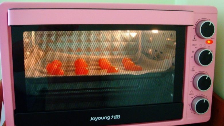 广式莲蓉蛋黄月饼,放入烤箱中层，上下170度，烤8分钟。烤好取出晾凉备用。