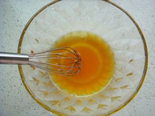 广式莲蓉蛋黄月饼,转化糖浆里倒入玉米油，搅拌均匀。