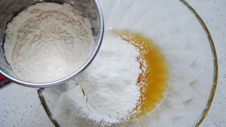 广式莲蓉蛋黄月饼,筛入面粉。