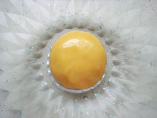 广式莲蓉蛋黄月饼,和成光滑的面团，盖上保鲜膜放置一旁醒一个小时。