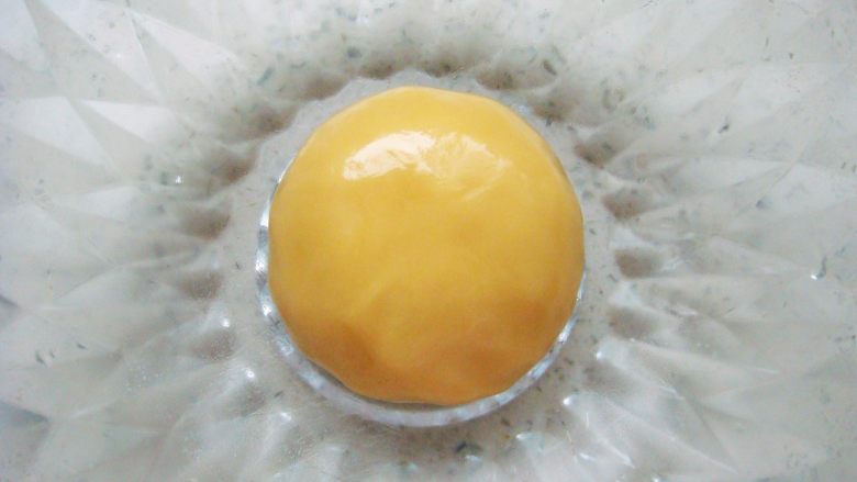 广式莲蓉蛋黄月饼,和成光滑的面团，盖上保鲜膜放置一旁醒一个小时。