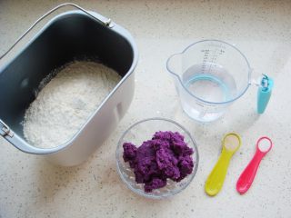 紫薯软欧包,食材称好备用，紫薯提前入蒸锅蒸熟，用小勺子压成泥。