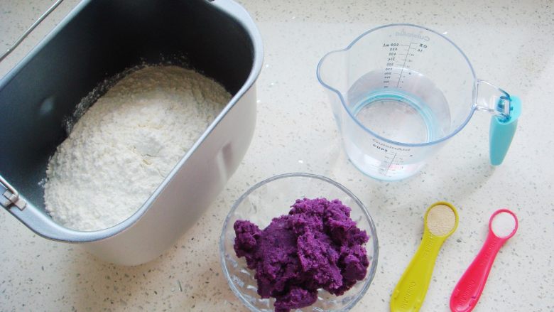 紫薯软欧包,食材称好备用，紫薯提前入蒸锅蒸熟，用小勺子压成泥。