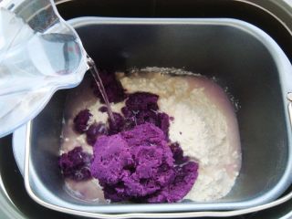 紫薯软欧包,倒入紫薯泥，加入清水。