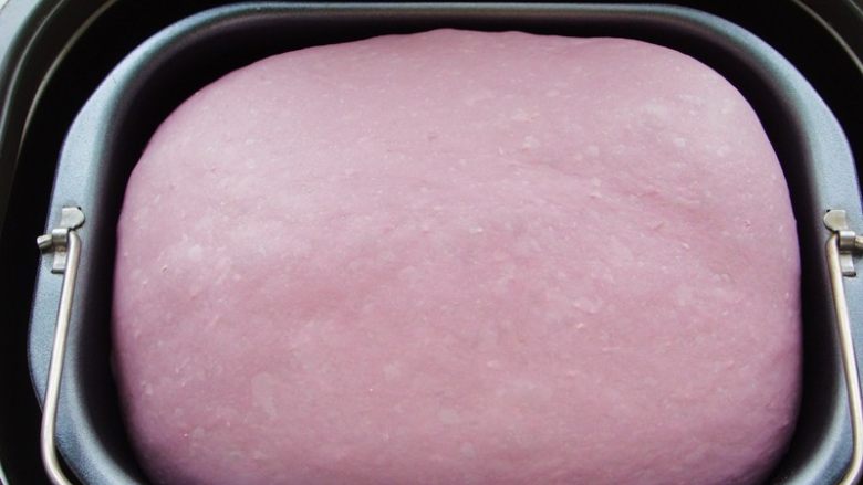 紫薯软欧包,面团发酵好了，开始整形。