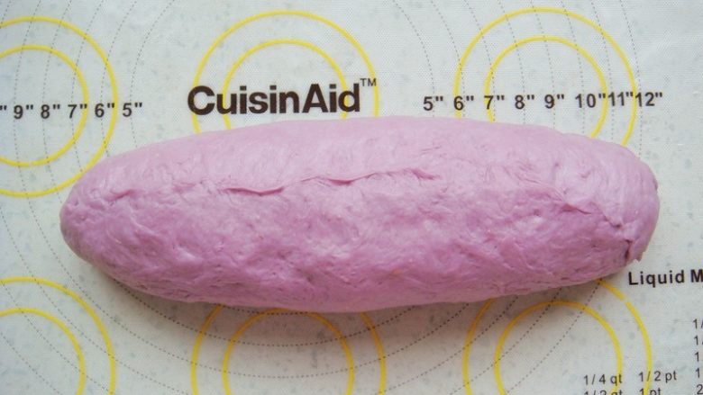 紫薯软欧包,捏紧封口。