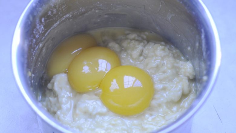 古早味の玉枕蛋糕,6、加入蛋黄，搅拌成至顺滑的状态后放置一边备用。