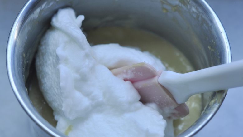 古早味の玉枕蛋糕,8、取三分之一打发好的蛋清加入到蛋黄糊中,稍稍搅拌均匀即可，以免消泡。