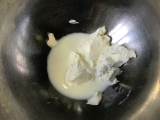 黄桃乳酪派, 奶油奶酪回温软化，我是自己做的，不用加热软化，如果是买的那种，需要加入牛奶后隔热水搅拌软化，必要时使用打蛋器
