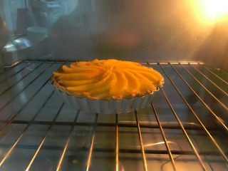 黄桃乳酪派, 放入烤箱继续烘烤10分钟左右。
