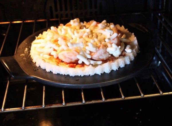 香甜米飯+米披萨,预热烤箱后，以220℃烤12分钟，至吉士融解微焦。