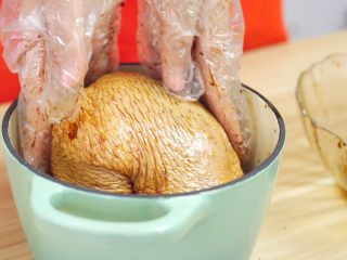 流口水，全网独发——无水版豉香椒麻鸡！,把腌制好的鸡腿放入铸铁锅