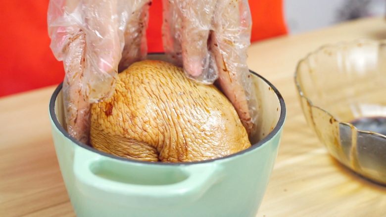 流口水，全网独发——无水版豉香椒麻鸡！,把腌制好的鸡腿放入铸铁锅