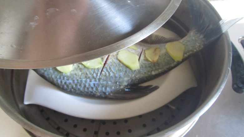 清蒸武昌鱼,烧锅开水， 将武昌表面放上姜片后放入锅中蒸八分钟；