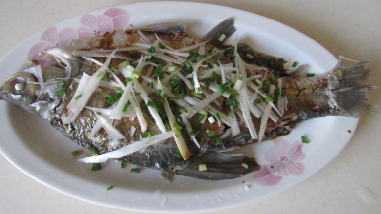清蒸武昌鱼,再将大葱丝和小葱末摆放在鱼表面；