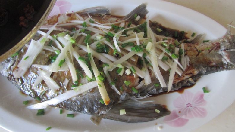清蒸武昌鱼,将烧热的花椒油浇淋在鱼的表面上即可。