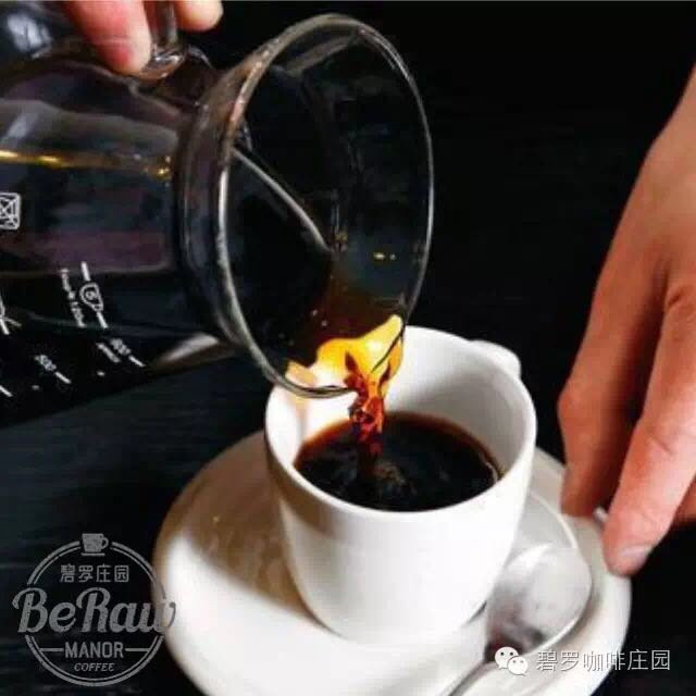 桂蜜咖啡,将咖啡液体注入温热过的咖啡杯中待用