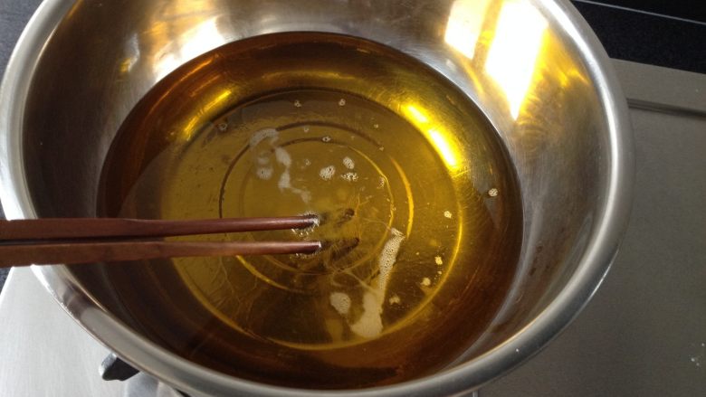 香酥油条,倒入较多的菜籽油，中火将有烧热，把筷子放入油中，会冒出许多泡泡即可炸制