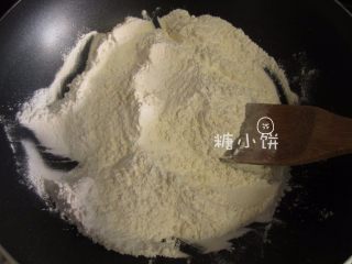 【苏式五仁月饼】,普通面粉（即中筋面粉）100G和糯米粉100G混合，放入锅中干炒