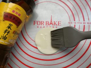 饺子皮变身葱油饼,取一个饺子皮，先刷一层油。