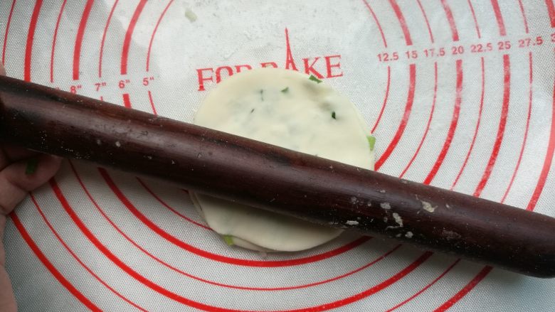 饺子皮变身葱油饼,用擀面杖擀开。
