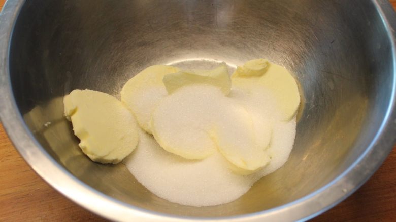 柠檬饼,将糖和奶油放入铁钵。