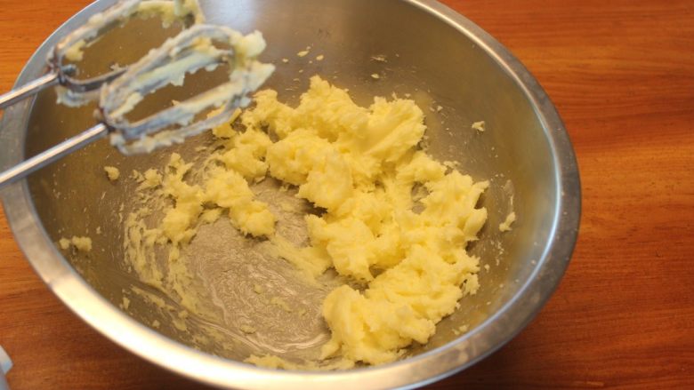 柠檬饼,用打蛋器将奶油和糖打融。