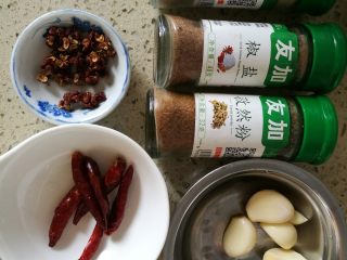 麻辣鸡翅煲,6、	姜蒜，花椒，辣椒，桂皮，胡椒粉，孜然粉备用。