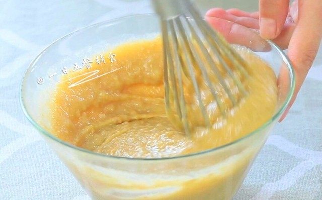 板栗糕 宝宝辅食，低筋面粉+ 玉米淀粉,搅匀后发现有点干，因为接下来还要加面粉。