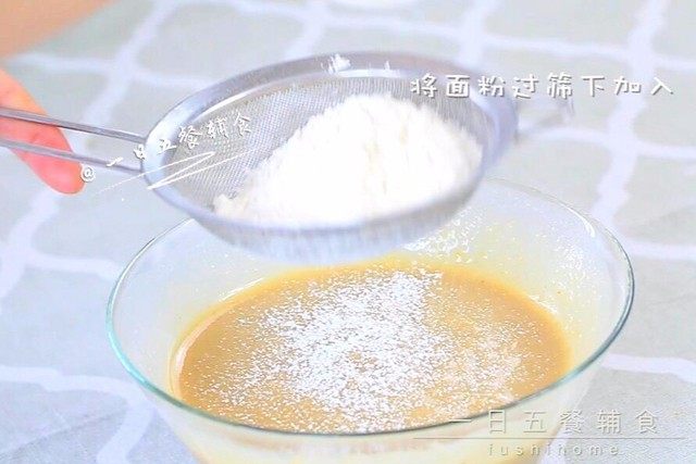 板栗糕 宝宝辅食，低筋面粉+ 玉米淀粉, 搅打均匀后，将面粉过筛下加入。