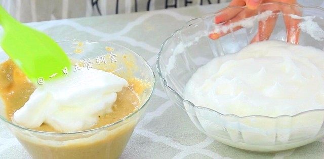 板栗糕 宝宝辅食，低筋面粉+ 玉米淀粉,刮刀将蛋盆边缘一圈蛋白霜和蛋黄糊切拌均匀。