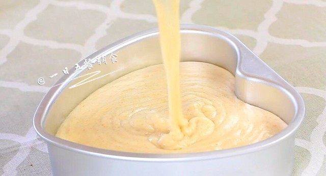 板栗糕 宝宝辅食，低筋面粉+ 玉米淀粉,将蛋糕糊从15cm高倒入模具中。