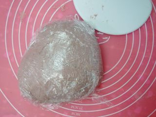 全麦紫薯软欧,裹上保鲜膜，放入冰箱20-30分钟。

