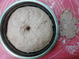 全麦紫薯软欧,然后就发酵。我的面团比较湿，所以黏在保鲜膜上了，发酵至两倍大不会回缩。