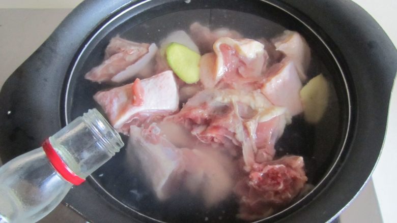 鸭腿烧莴苣,鸭腿块冷水下锅， 加入2片姜和适量的高度白酒， 焯水帮助去腥；