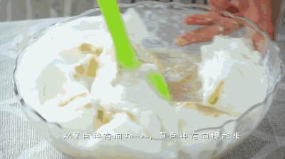 板栗糕 宝宝辅食，低筋面粉+ 玉米淀粉,切拌就是从2点钟方向切入，7点钟方向提起来。最终提起面糊看不见蛋白霜就可以了，不要过度搅拌。
