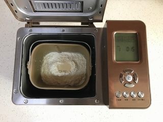 面包机版红枣果仁面包,除黄油外，面团其他材料全部加入东菱1352面包机内，设置和面15分钟。