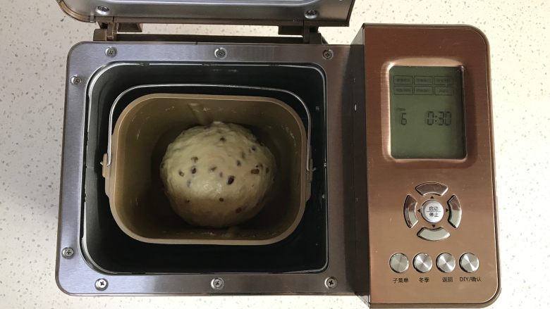 面包机版红枣果仁面包,和面结束，将面团收圆，放入面包机内进行一发，设置30分钟。