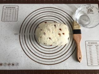 面包机版红枣果仁面包,由上往下卷起。
