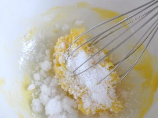 酥皮大泡芙,先做酥皮。黄油软化后，加入糖打发均匀。