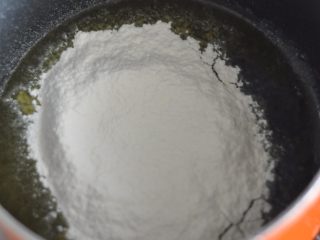 酥皮大泡芙,沸腾后倒入过筛后的低粉。