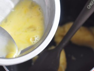 酥皮大泡芙,将蛋液分次加入面糊中。
